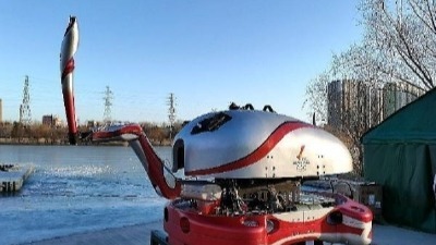 奥运史首次！机器人在水下完成火炬传递