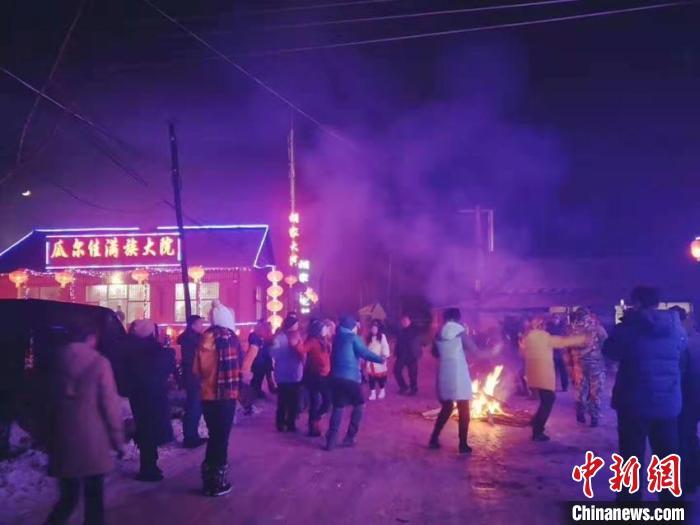 吉林满族村里尽是“城市客”:体验“民族年俗”成时尚