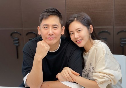 于晓光秋瓷炫新年恩爱合影二人拥抱比心感情甜蜜