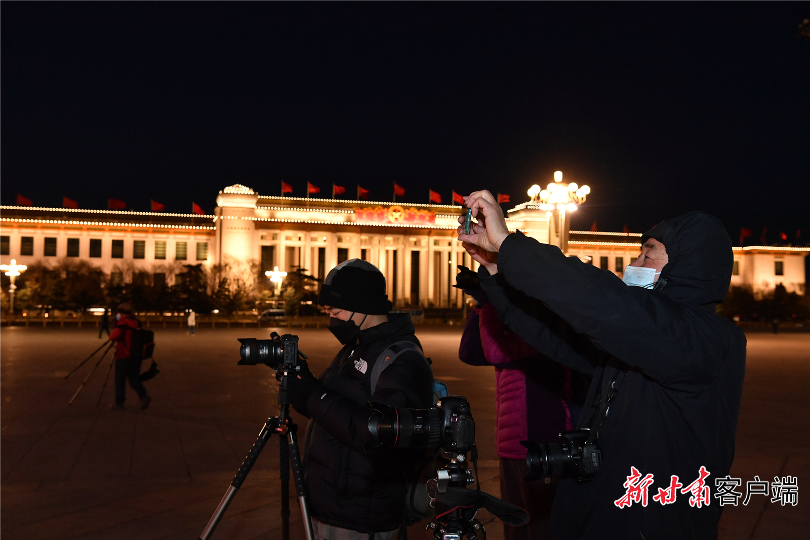 当晚，摄影爱好者在天安门中国结“精彩冬奥”花坛前记录美好时刻。新甘肃&middot;甘肃日报记者 张铁梁