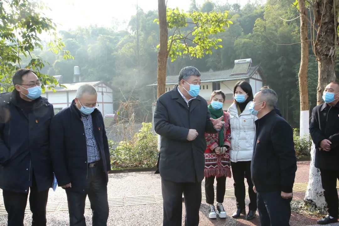 合川区委书记郑立伟开展春节道路交通安全检查加强道路安全管理为群众