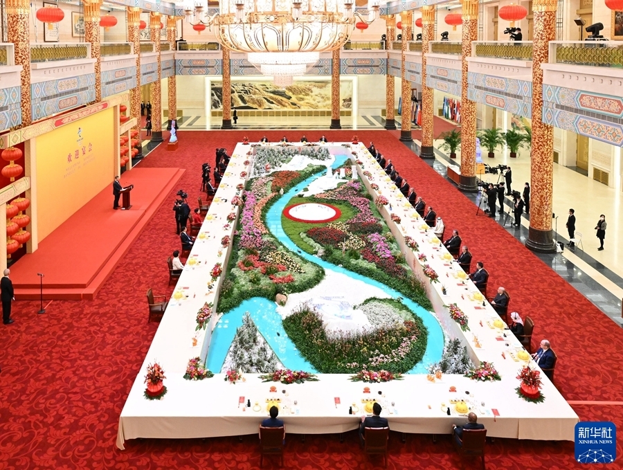 2月5日中午，国家主席习近平和夫人彭丽媛在北京人民大会堂金色大厅举行宴会，欢迎出席北京2022年冬奥会开幕式的国际贵宾。新华社记者 申宏 摄