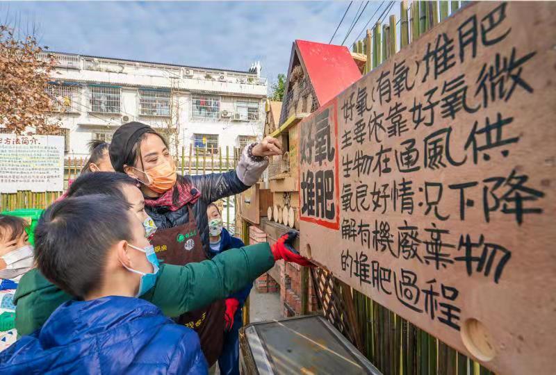 志愿者在给孩子介绍堆肥相关知识。图片由陈宇提供。
