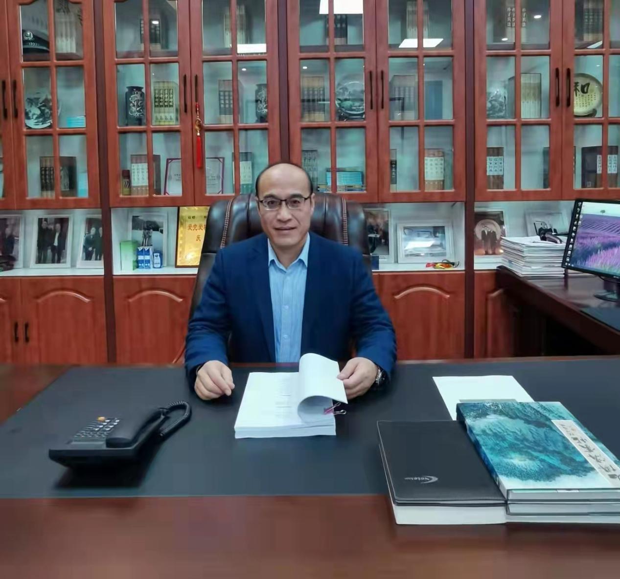 白军志 中学高级教师，兰州北辰教育集团董事长，第十四届兰州市政协委员，兰州市民办教育联合党支部书记，兰州诗词学会会员，黄河诗社副秘书长。