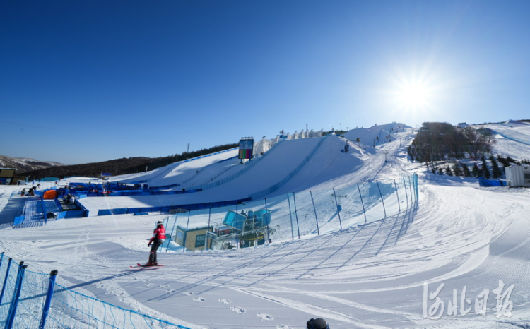 2022年2月2日,北京2022年冬奧會張家口賽區雲頂滑雪公園坡面障礙技巧