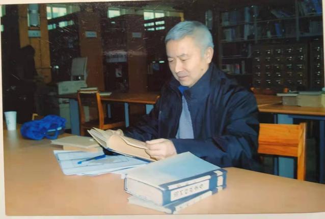 邓明 甘肃省人民政府文史研究馆馆员、兰州历史文化研究开发领导小组学术顾向、黄河诗社顾问