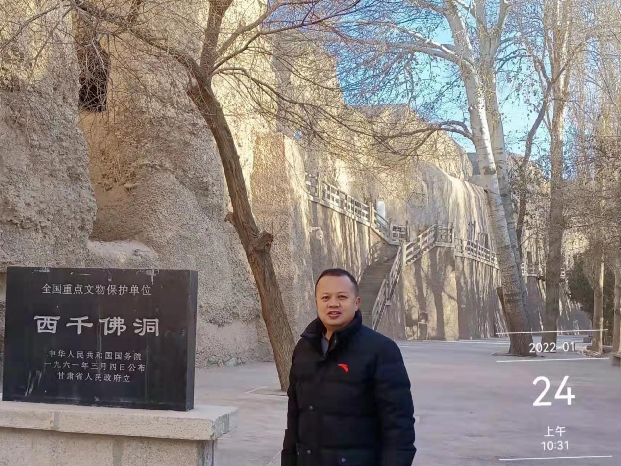 黄英进 中华诗词学会会员，中国楹联学会会员，黄河诗社秘书长，《黄河诗阵》编委。