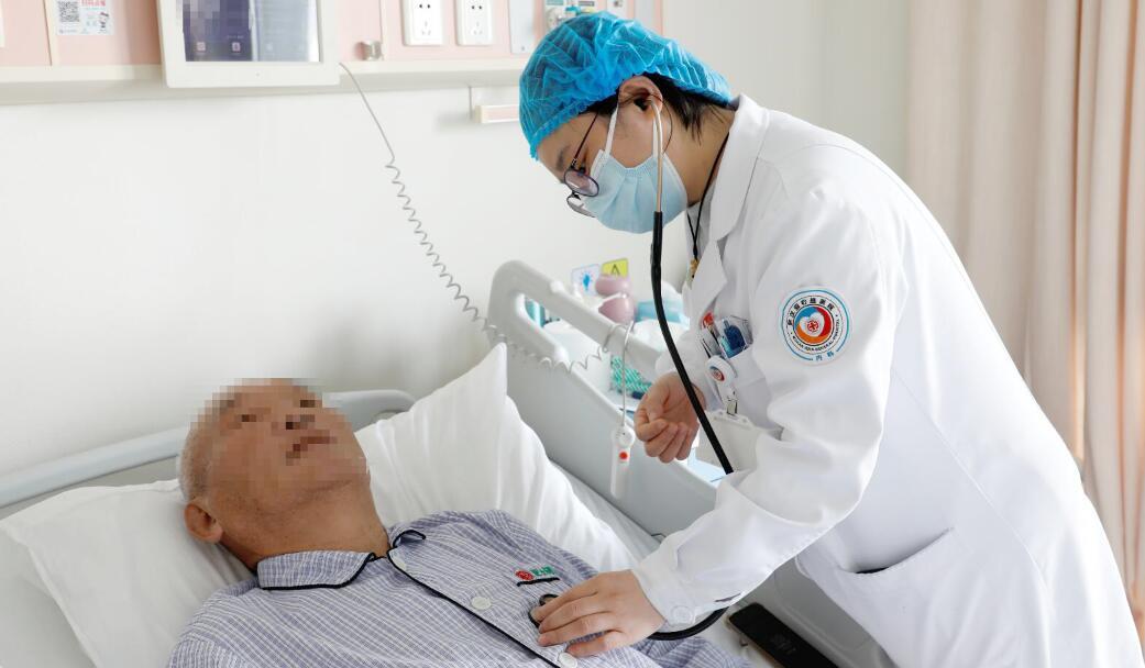 文梅医生为其查体