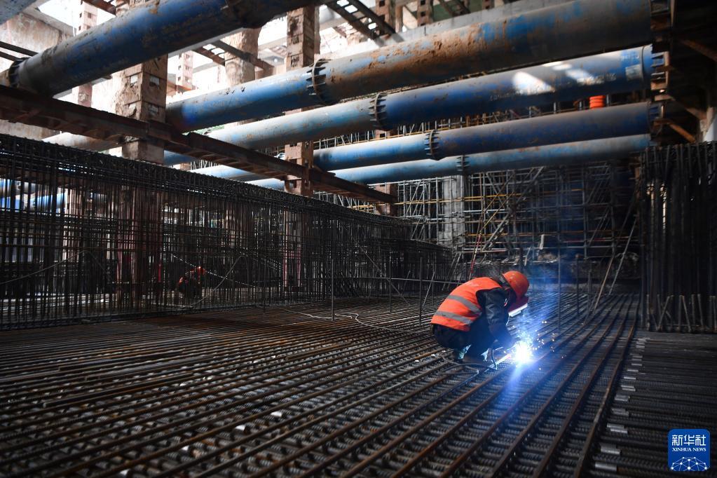 2月4日,中铁一局建筑安装公司工人在西安地铁六号线钟楼站项目施工