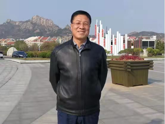 张嵩 中国作家协会会员、中华诗词学会常务理事、宁夏诗词学会常务副会长兼秘书长、黄河诗社副社长