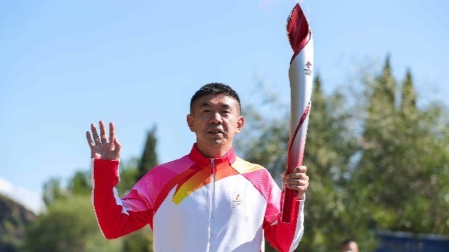 凤凰专访冬奥中国首棒火炬手李佳军中国短道速滑选手要自信