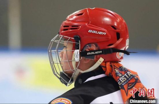 南京有十余所学校设置了轮滑特色课程，常年参加轮滑训练的青少年有近20万名，是比较庞大的冰雪运动基础。　泱波 摄