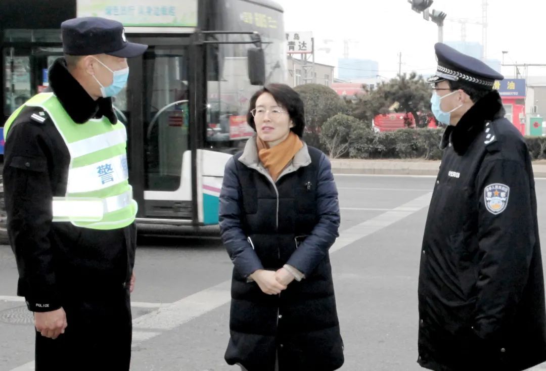 在交警李沧大队京口路执勤点,公安李沧分局南渠检查站,魏瑞雪向现场