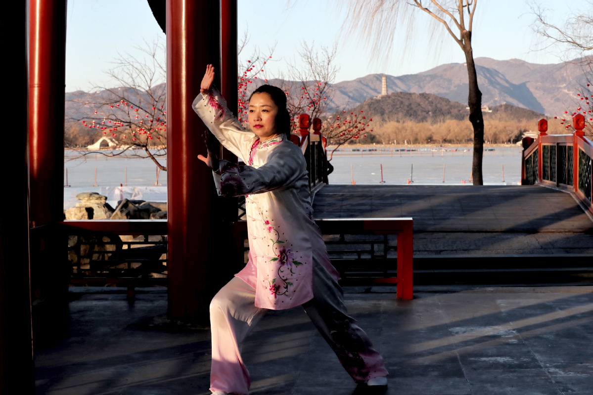 2月4日,火炬传递活动开始前,曾获得世界武术锦标赛太极拳冠军的邱慧芳