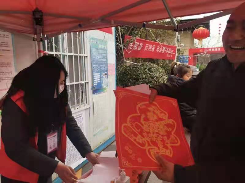 开封西湖街道办为居民送春联送祝福，传递节日关怀！