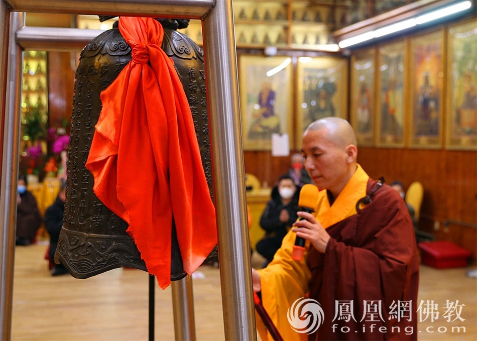 敲钟祈福(图片来源:凤凰网佛教 摄影:湛山精舍)