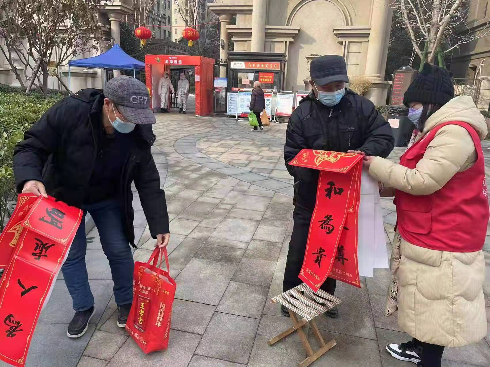 开封西湖街道办为居民送春联送祝福，传递节日关怀！