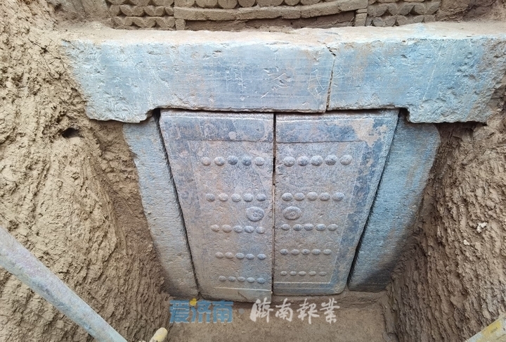 带有刻字的青石墓门