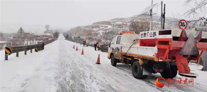定西公路部门在G312线撒布防滑料