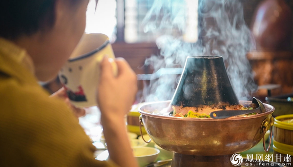 （老馆子全家福是逢年过节最温暖的味道 杨艺锴 摄）
