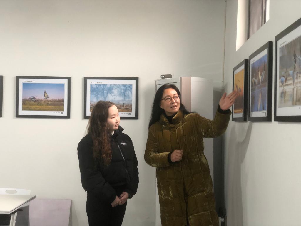 南昌五星白鹤保护小区创始人周海燕向尤莉娅介绍情况.