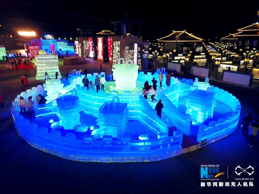 灯阵内的冰雕景观 新华网发 （成学磊 摄）