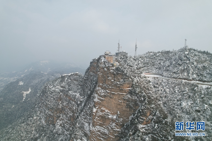 远眺鸡峰山 新华网发 （陈东平 摄）