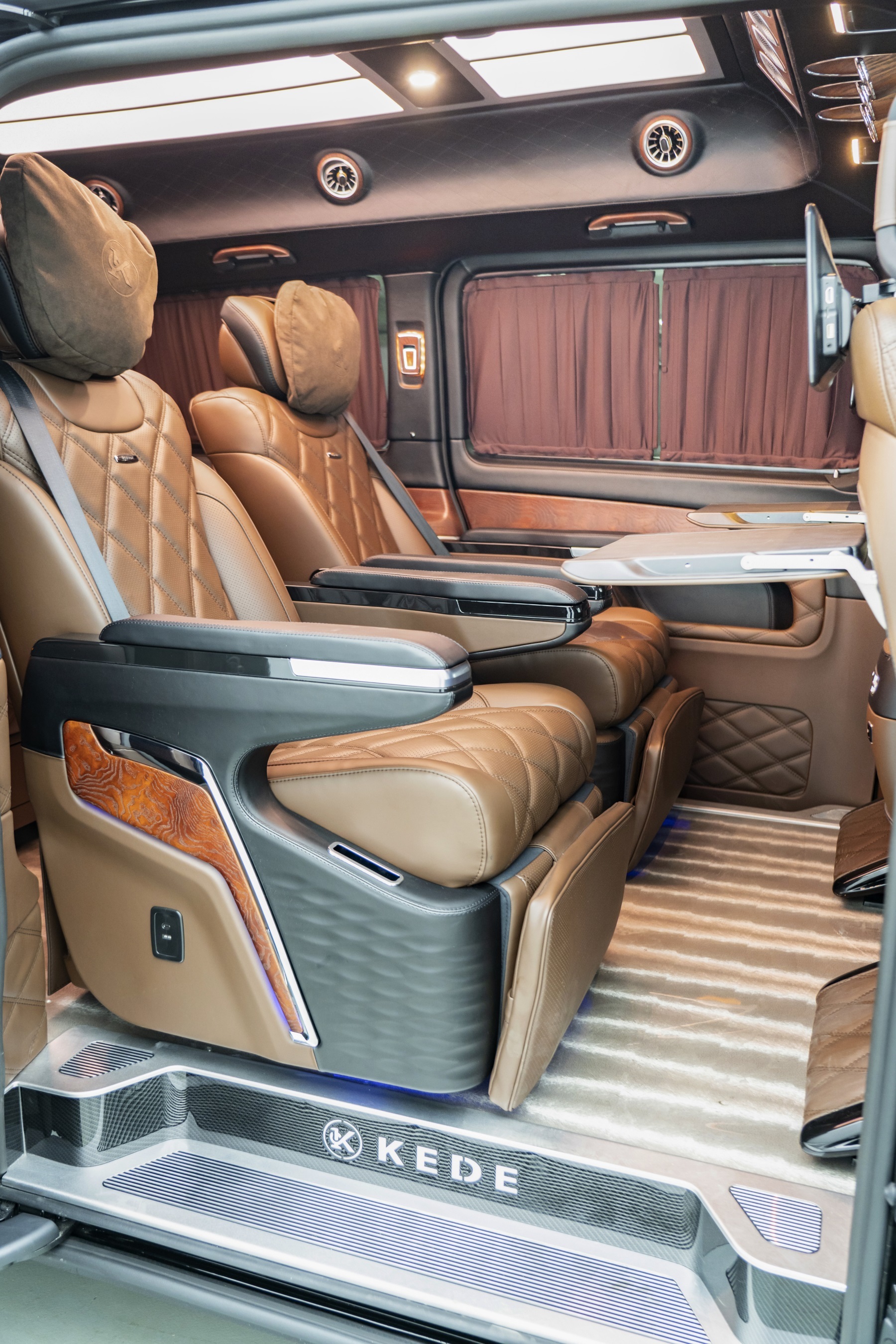 奔驰vst880操控台也有了整体的升级,标配9at变速箱 四轮空气悬挂,而