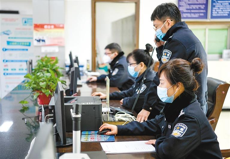 工作中的市交警支队车管所驾管科民警.  (首席记者 王健 摄)