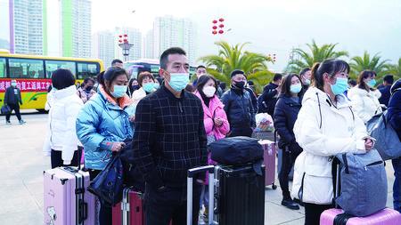 图三：2月8日，武都区“点对点”输送务工人员。