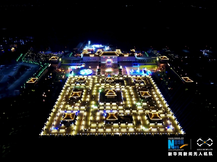 夜幕下，灯阵更显璀璨夺目。新华网发 （成学磊 摄）