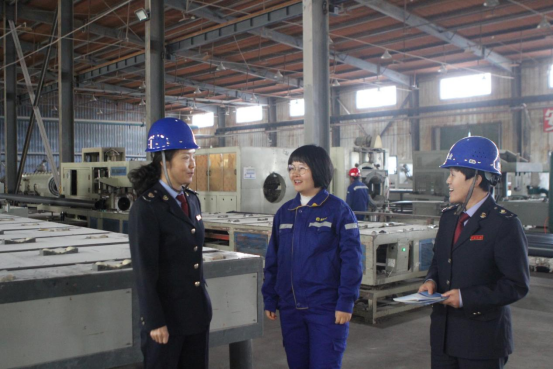 税务干部在天业节水生产车间调研