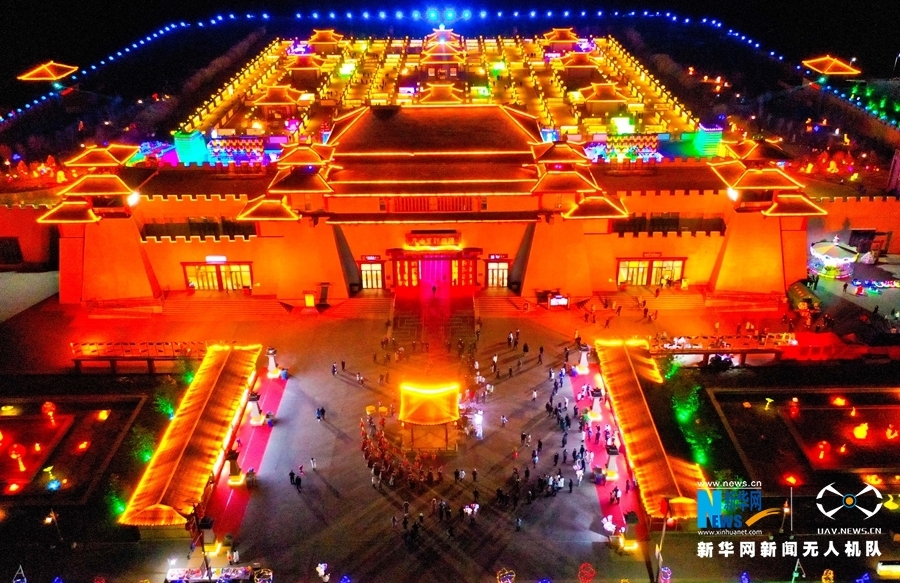 这是近日在甘肃省张掖市甘州区碱滩镇屋兰古镇航拍的“九曲黄河灯阵”新华网发 （王将 摄）
