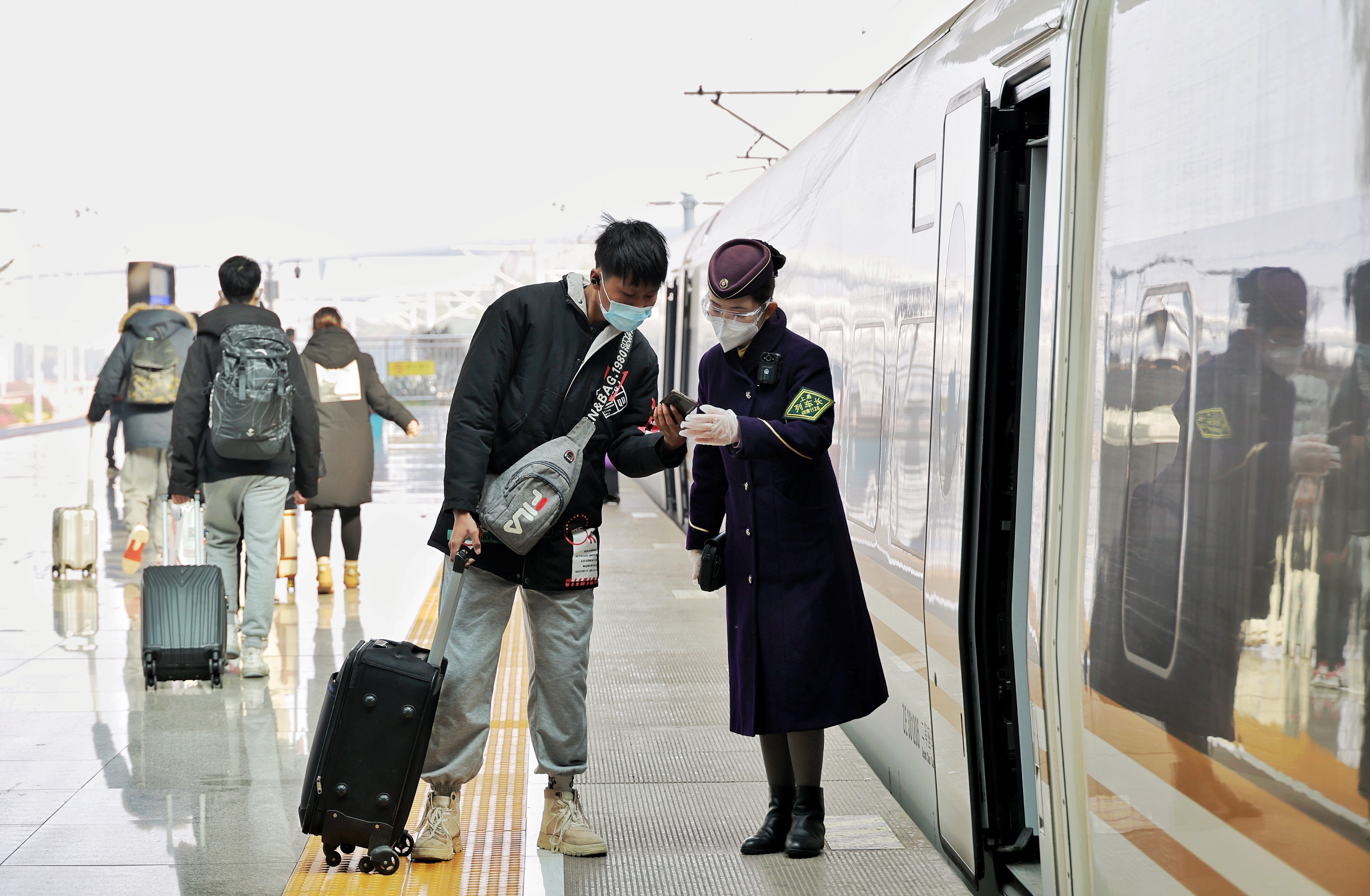 g1657次列車乘務人員引導旅客上車. 周圍 攝