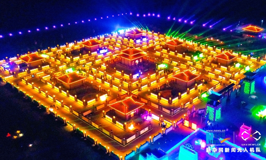 这是近日在甘肃省张掖市甘州区碱滩镇屋兰古镇航拍的“九曲黄河灯阵” 新华网发 （王将 摄）