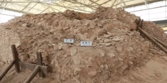 石峁遗址中出土了大量破碎陶片，这与传说中的鹰图腾是否有所联系？