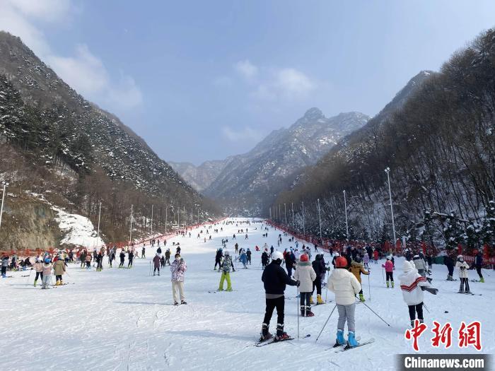图为翠华山滑雪场，滑雪成为很多民众春节期间的出游“热选”。　张一辰 摄
