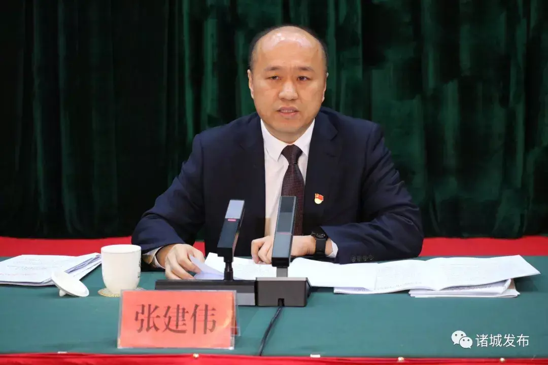 会上,市委书记张建伟提出要坚定不移对接青岛,并明确施策方向:努力