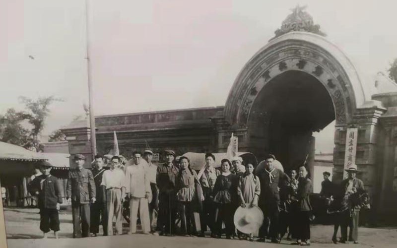 国立甘肃科学教育馆职工在馆门外合影 引自《甘肃文物事业六十年纪事（1949—2009）》