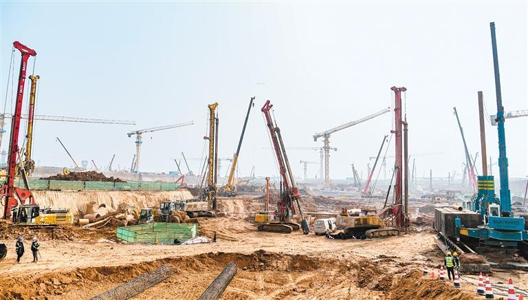 工程施工现场梁国均操控旋挖钻机进行打桩作业原标题:项目建设不停歇