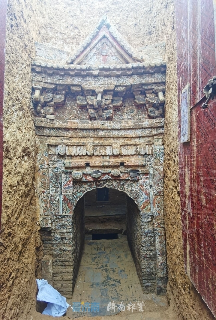 漂亮的砖砌墓门