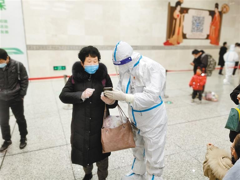 冀永利帮助旅客解决扫码问题