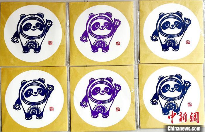 图为剪纸版“冰墩墩”。 徐雪 摄