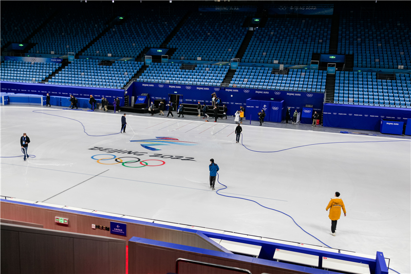 工作人员在首都体育馆内制冰。新华社发（温 馨摄）