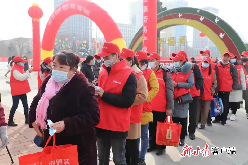 工作人员组织外出务工人员有序排队、上车