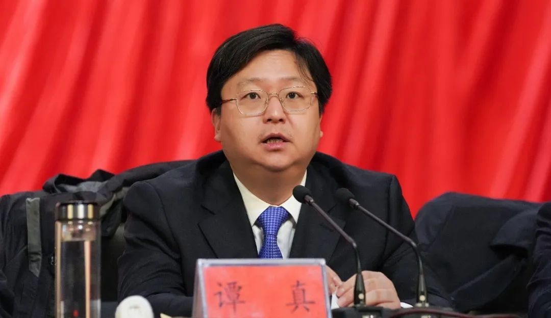 市委书记于立忠出席会议并讲话今天(2月10日)海安召开全市建筑业发展