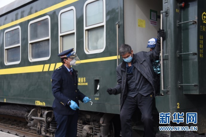 “慢火车”上的乘客抵达长征车站 新华社记者 崔翰超 摄