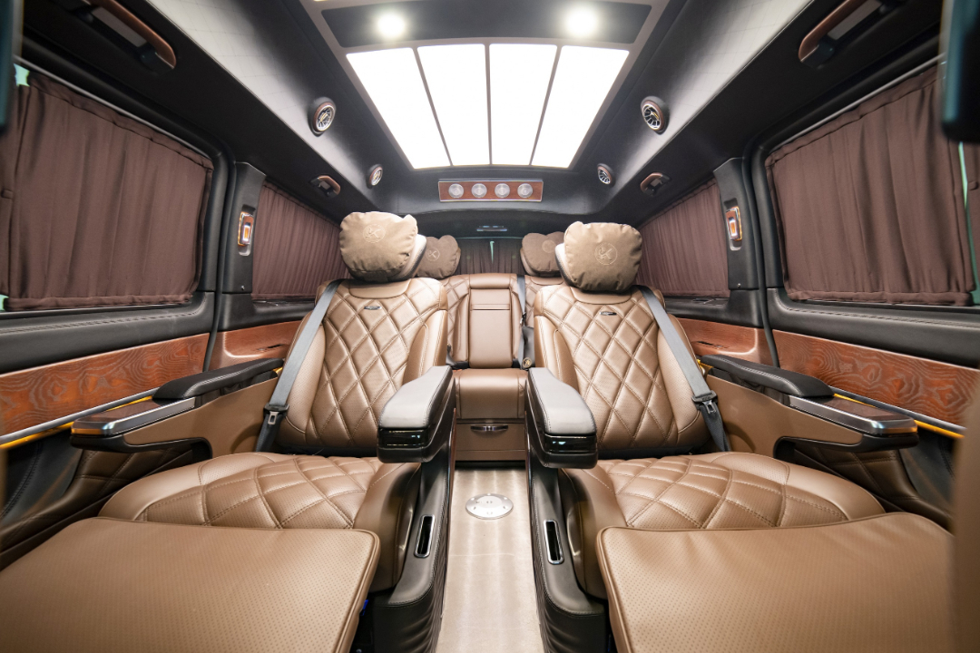 奔驰vst880操控台也有了整体的升级,标配9at变速箱 四轮空气悬挂,而