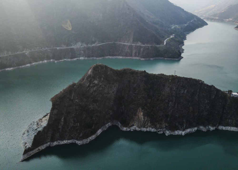 这是2月11日在甘肃省陇南市文县碧口镇拍摄的碧口水电站库区景色(无人