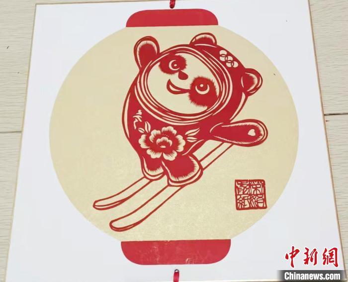 图为剪纸版“冰墩墩”。 徐雪 摄